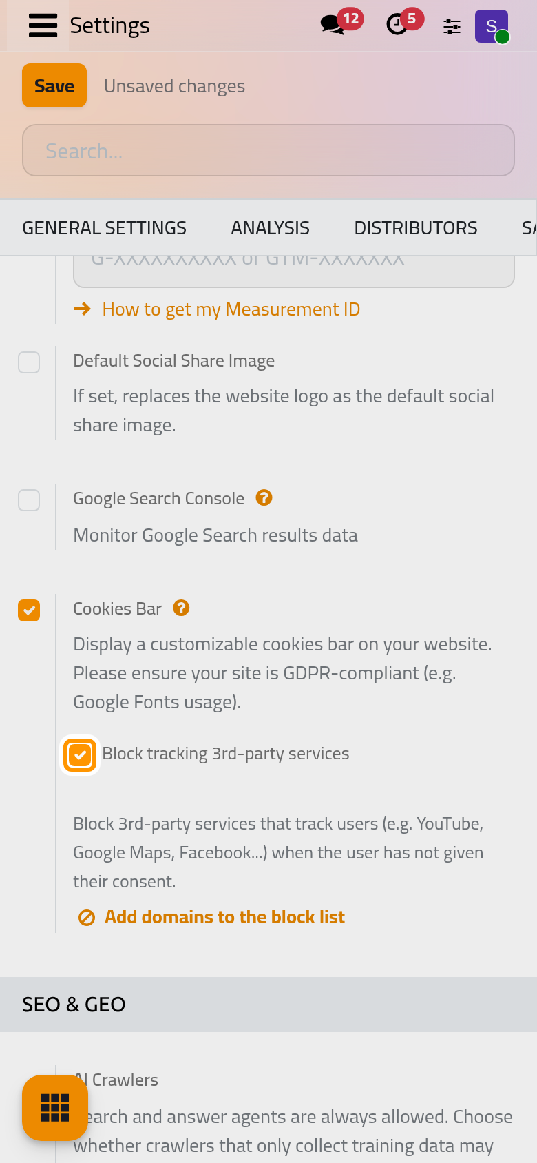 The cookies bar and its option that blocks outside services until the visitor accepts.